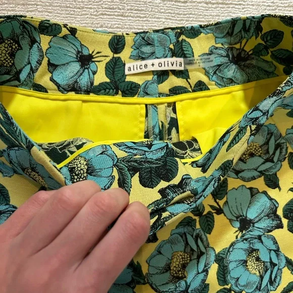 Alice & Olivia Floral High-Waisted Shorts, Size 6 - Picture 5 of 7